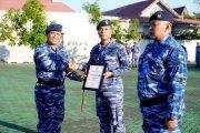 Harumkan Nama Satuan di PORAU 2026, Komandan Lanud Sjamsudin Noor Anugerahkan Piagam Penghargaan Kepada Dua Personel Berprestasi