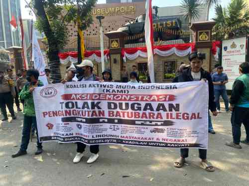 Koalisi Aktivis Muda Indonesia Gelar Unjuk Rasa di Trunojoyo, Soroti Dugaan Pengangkutan Batu Bara Ilegal Koalisi Aktivis Muda Indonesia Gelar Unjuk Rasa di Trunojoyo, Soroti Dugaan Pengangkutan Batu Bara Ilegal