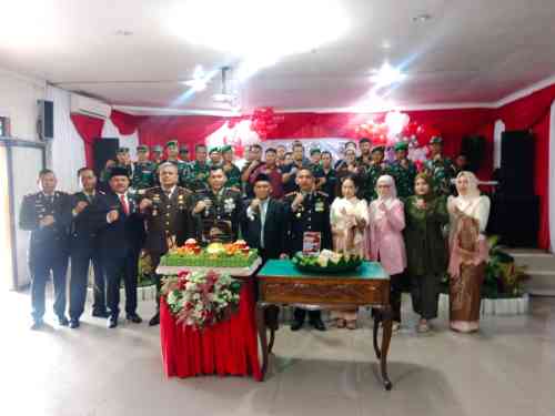 Soliditas TNI-Polri Menguat, Dandim 1002/HST Beri Surprise kepada Kapolres HST Soliditas TNI-Polri Menguat, Dandim 1002/HST Beri Surprise kepada Kapolres HST
