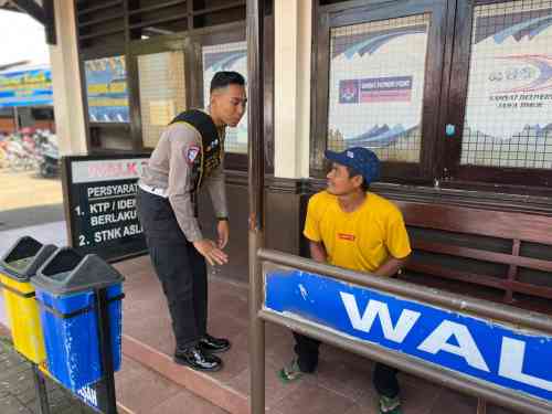 Pagi Ini di Tuban, Warga Mendadak Berhenti Saat Lihat Polantas Tuban, Ternyata Bahas SIM dan STNK Pagi Ini di Tuban, Warga Mendadak Berhenti Saat Lihat Polantas Tuban, Ternyata Bahas SIM dan STNK