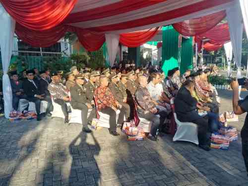 Kasdim 0820/Probolinggo Mayor Caj Aminudin Abadi Hadiri Upacara Hari Ulang Tahun Bhayangkara Ke 80