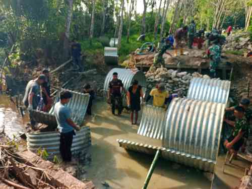 Gotong Royong TNI-Rakyat Percepat Pembangunan Empat Jembatan di HST
