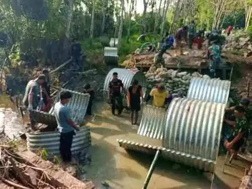 Gotong Royong TNI-Rakyat Percepat Pembangunan Empat Jembatan di HST