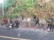 Jumat Bersih, Personel Kodim 1505/Tidore Sigap Bersihkan Selokan Tertimbun Longsor