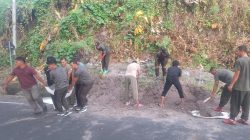 Jumat Bersih, Personel Kodim 1505/Tidore Sigap Bersihkan Selokan Tertimbun Longsor