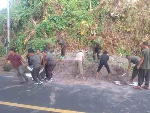 Jumat Bersih, Personel Kodim 1505/Tidore Sigap Bersihkan Selokan Tertimbun Longsor