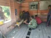 TNI dan Warga Bersinergi Renovasi Poskamling di Desa Awang Besar