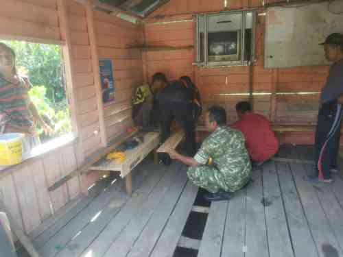 TNI dan Warga Bersinergi Renovasi Poskamling di Desa Awang Besar