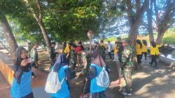 Personil Kodim 1505/Tidore Bersama Mahasiswa KKN Unkhair dan Pemuda Tuguwaji Gelar Aksi Bersih Pantai Tugulufa