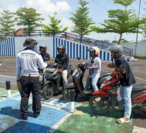 Polantas Tuban Hadir dengan Cara Berbeda, Layanan SIM, STNK, dan BPKB Dekatkan Polisi dengan Warga Polantas Tuban Hadir dengan Cara Berbeda, Layanan SIM, STNK, dan BPKB Dekatkan Polisi dengan Warga