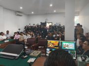 Pendukung Roy Suryo Gelar Aksi Singkat di PN Jakarta Selatan Jelang Sidang Praperadilan