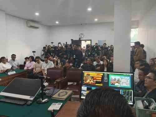Pendukung Roy Suryo Gelar Aksi Singkat di PN Jakarta Selatan Jelang Sidang Praperadilan
