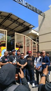 Gelombang Desakan Menguat, Emak-Emak Datangi Polresta Sidoarjo Tagih Penangkapan Tersangka Dugaan Pencabulan