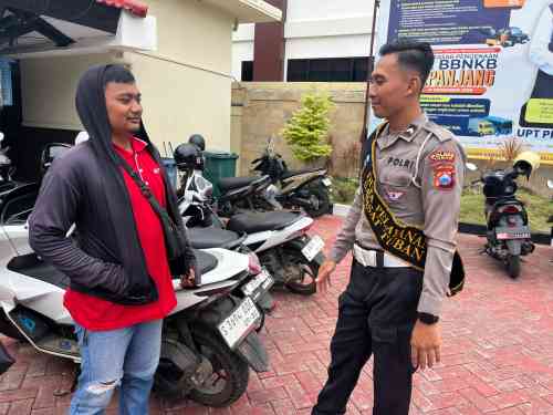 Warga Tuban Kaget Lihat Polisi di Pinggir Jalan, Ternyata Layani SIM, STNK, BPKB Warga Tuban Kaget Lihat Polisi di Pinggir Jalan, Ternyata Layani SIM, STNK, BPKB
