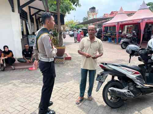 Polantas Tuban Ubah Pinggir Jalan Jadi Ruang Konsultasi, Warga Urus SIM dan STNK