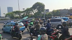 Mobil Dinas TNI AD Tabrak Tiang Penunjuk Arah di Tol Pulau Dua Senayan