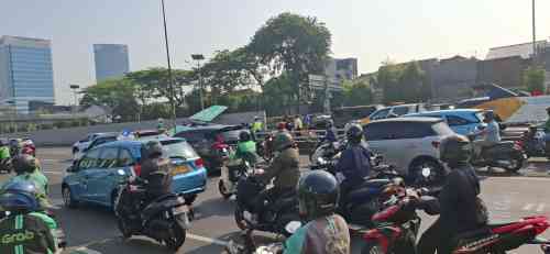 Mobil Dinas TNI AD Tabrak Tiang Penunjuk Arah di Tol Pulau Dua Senayan