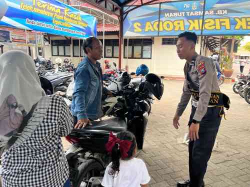 Polantas Tuban Menyapa, Warga Manfaatkan Layanan Konsultasi SIM, STNK dan BPKB di Jalan Polantas Tuban Menyapa, Warga Manfaatkan Layanan Konsultasi SIM, STNK dan BPKB di Jalan