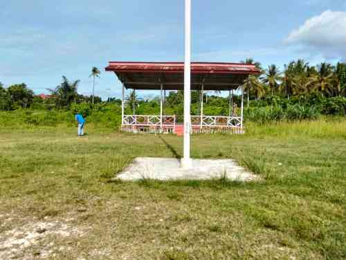 Jelang Pembukaan TMMD ke-129, Babinsa dan Warga Siapkan Lapangan Upacara Jelang Pembukaan TMMD ke-129, Babinsa dan Warga Siapkan Lapangan Upacara