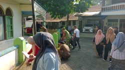 Babinsa Koramil Barabai Bersama Warga Gelar Jumat Bersih, Perkuat Budaya Gotong Royong Babinsa Koramil Barabai Bersama Warga Gelar Jumat Bersih, Perkuat Budaya Gotong Royong