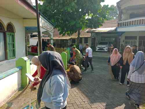 Babinsa Koramil Barabai Bersama Warga Gelar Jumat Bersih, Perkuat Budaya Gotong Royong