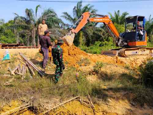 BABINSA KORAMIL SEGAH PERCEPAT PEMBANGUNAN JEMBATAN ARAMCO, BANTU WARGA GOTONG ROYONG
