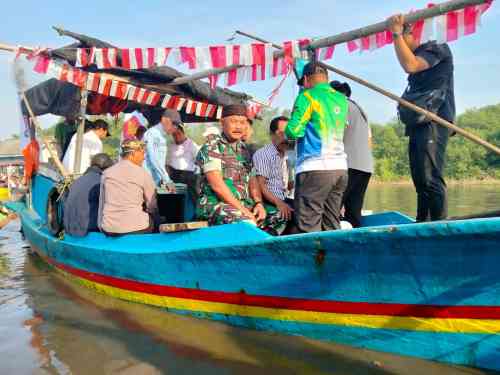 Koramil 0820/06 Sumberasih Amankan Tradisi Petik Laut, Budaya Pesisir Tetap Lestari Koramil 0820/06 Sumberasih Amankan Tradisi Petik Laut, Budaya Pesisir Tetap Lestari