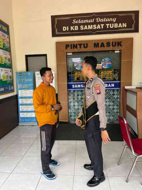 Warga Tuban Manfaatkan Layanan Polantas Tuban untuk Informasi SIM, STNK dan BPKB Warga Tuban Manfaatkan Layanan Polantas Tuban untuk Informasi SIM, STNK dan BPKB