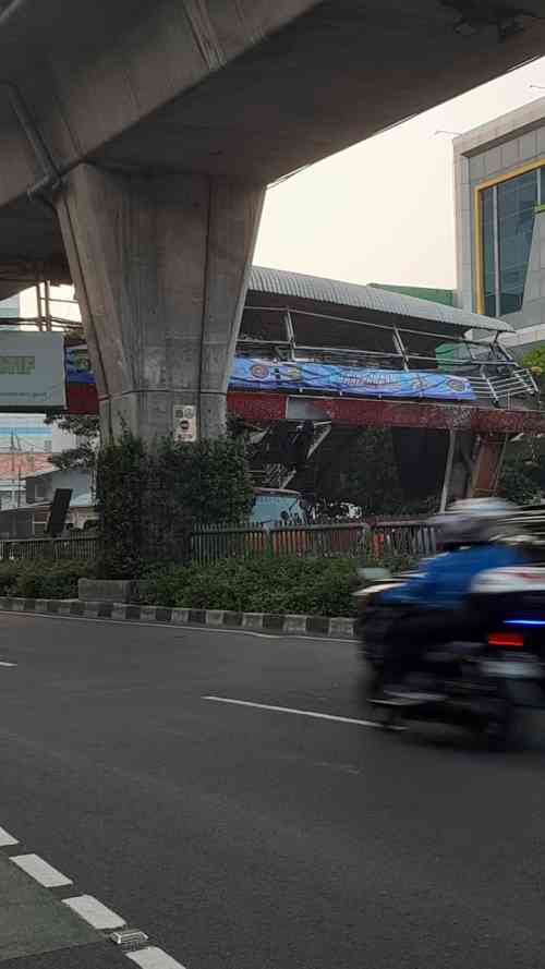Truk Bawa Alat Berat Tabrak JPO Kapten Tendean, Lalu Lintas Jakarta Selatan Macet Parah
