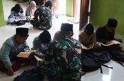 Duduk Lesehan: Satgas TMMD 129 Bojonegoro Dampingi Anak Anak Krebet Belajar Mengaji