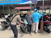 Pengendara Tuban Mendadak Menepi, Polantas Tuban Bantu Jawab Persoalan SIM, STNK, dan BPKB