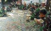 Perkuat Soliditas Lapangan, Satgas TMMD 129 Bojonegoro Asyik Lesehan Makan Bersama