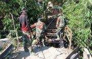 Kemanunggalan TNI-Rakyat: Satgas TMMD 129 Bojonegoro Kebut Perbaikan Jembatan Kesongo