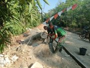 Pengerjaan Jalan Paving Blok TMMD ke-129 Kodim 1002/HST Capai 50 Persen