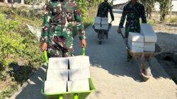 Gerobak Dorong Jadi ‘Kendaraan Tempur’ Satgas TMMD 129 Bojonegoro Angkut Material