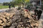 TMMD 129 Bojonegoro: Satgas dan Warga Kompak Rehab Rumah Mbah Kardo