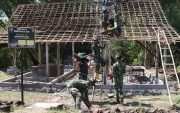 Semangat Gotong Royong Menyala di Kesongo: Satgas TMMD 129 dan Warga Bahu-Membahu Pasang Atap Rumah Mbah Kardo
