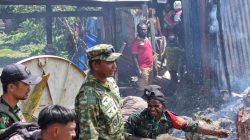 Kodim 1714/Puncak Jaya Reaksi Cepat Bantu Pemadaman Kebakaran di Kota Mulia Kodim 1714/Puncak Jaya Reaksi Cepat Bantu Pemadaman Kebakaran di Kota Mulia