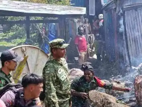 Kodim 1714/Puncak Jaya Reaksi Cepat Bantu Pemadaman Kebakaran di Kota Mulia