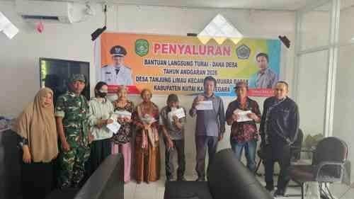 Pastikan Tepat Sasaran, Babinsa Koramil 0908-02/Muara Badak Kawal Penyaluran BLT Dana Desa