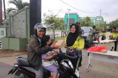Jum'at Berkah, Kodim 0908/Bontang Wujudkan Kepedulian Melalui Aksi Berbagi Jum'at Berkah, Kodim 0908/Bontang Wujudkan Kepedulian Melalui Aksi Berbagi