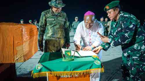 Penghormatan Terakhir bagi Pilot PT AMA, Pangkogabwilhan III Kawal Penyerahan Jenazah di Lanud Silas Papare Penghormatan Terakhir bagi Pilot PT AMA, Pangkogabwilhan III Kawal Penyerahan Jenazah di Lanud Silas Papare