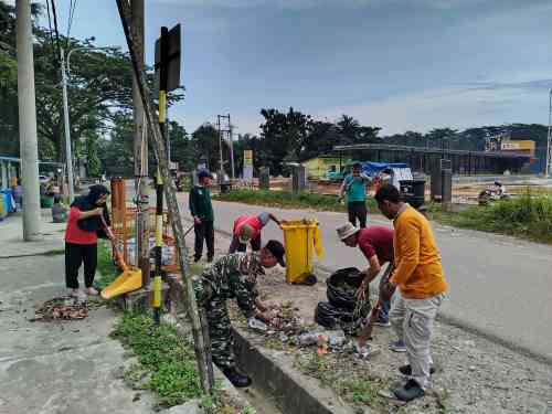 Aksi Nyata Babinsa Kelurahan Satimpo, Jaga Kebersihan Lingkungan Melalui Kerja Bakti Aksi Nyata Babinsa Kelurahan Satimpo, Jaga Kebersihan Lingkungan Melalui Kerja Bakti