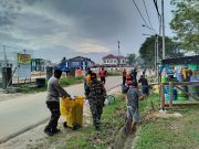 Aksi Nyata Babinsa Kelurahan Satimpo, Jaga Kebersihan Lingkungan Melalui Kerja Bakti
