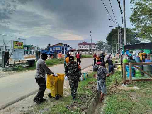 Aksi Nyata Babinsa Kelurahan Satimpo, Jaga Kebersihan Lingkungan Melalui Kerja Bakti Aksi Nyata Babinsa Kelurahan Satimpo, Jaga Kebersihan Lingkungan Melalui Kerja Bakti