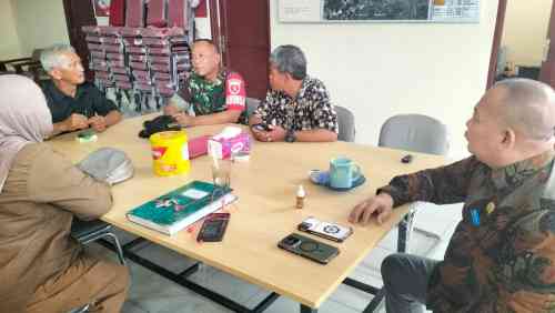 Perkuat Sinergi dengan Aparatur Desa, Babinsa Koramil 0908-02/Muara Badak Laksanakan Komsos di Kantor BPD Badak Baru Perkuat Sinergi dengan Aparatur Desa, Babinsa Koramil 0908-02/Muara Badak Laksanakan Komsos di Kantor BPD Badak Baru