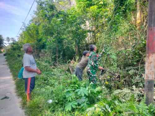 Aksi Nyata Babinsa, Gotong Royong Bersihkan Lingkungan dan Perbaiki Lampu Jalan di Desa Kersik Aksi Nyata Babinsa, Gotong Royong Bersihkan Lingkungan dan Perbaiki Lampu Jalan di Desa Kersik