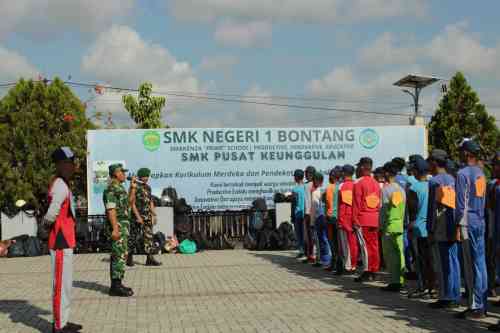 Tanamkan Disiplin Sejak Dini, Personel Kodim 0908/Bontang Bekali Siswa Baru SMKN 1 Bontang dengan Materi PBB Tanamkan Disiplin Sejak Dini, Personel Kodim 0908/Bontang Bekali Siswa Baru SMKN 1 Bontang dengan Materi PBB
