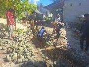 Semangat Gotong Royong Satgas TMMD ke-129 Kodim 1505/Tidore dan Warga Bangun Drainase di Desa Lolobata