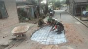 Wujudkan Kepedulian dan Kebersamaan, Babinsa Kelurahan Bontang Kuala Bersama Warga Gotong Royong Perbaiki Jalan Lingkungan
